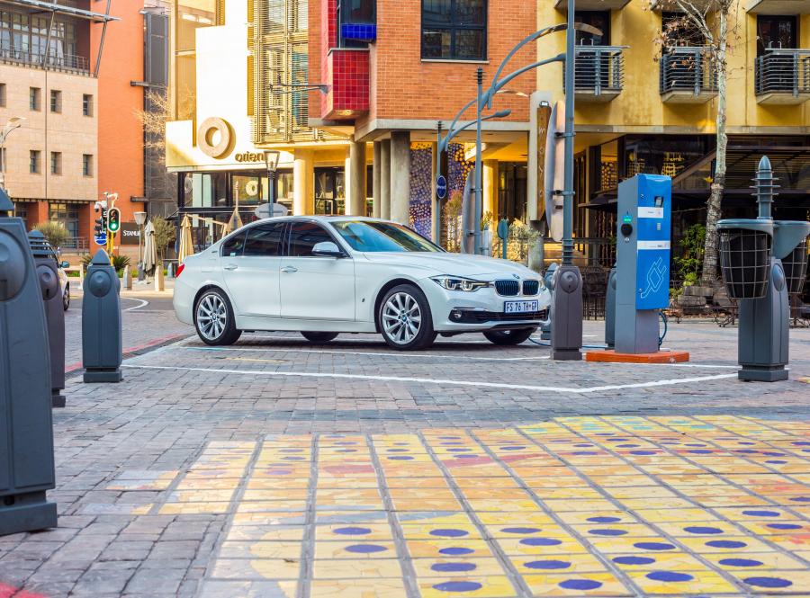  BMW 330e iPerformance (F30) 2017 года  (ZA) (фото 5 из 33)